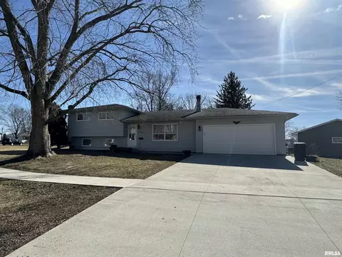 1249 Circle Dr, Dewitt, IA 52742