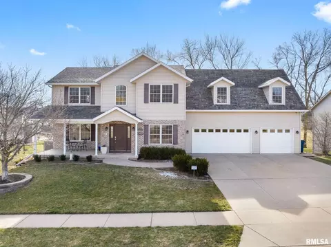 692 Clover Hill Ln, Le Claire, IA 52753