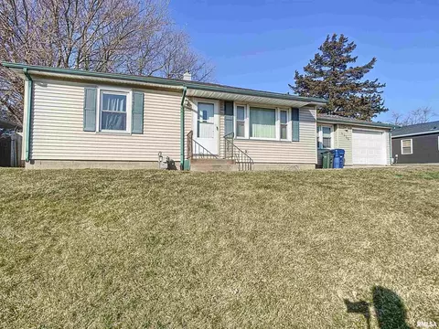 4426 N Pine St, Davenport, IA 52806