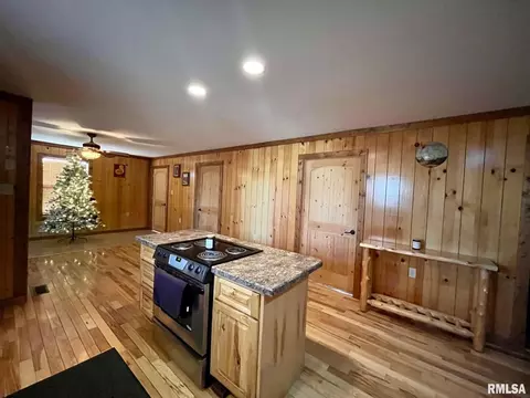300 E Adams St, Hurst, IL 62949 photo 8