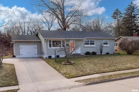 2707 E Hayes St, Davenport, IA 52803