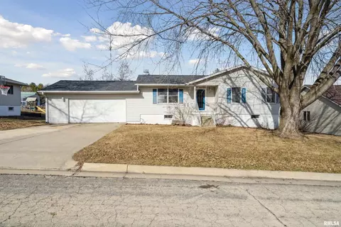 716 Country Club Dr, Maquoketa, IA 52060