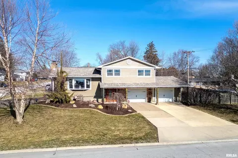 1512 Hillside Dr, Bettendorf, IA 52722