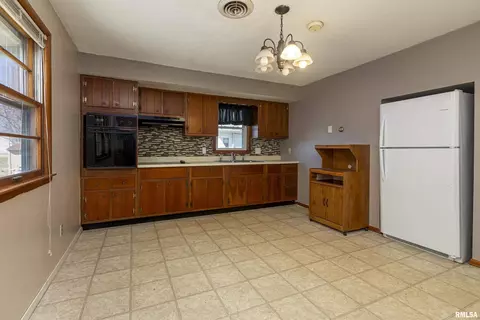1301 E Parham St, Marion, IL 62959 photo 13