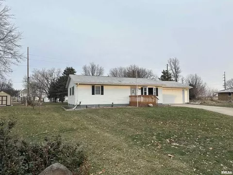 102 Irwin Cir, Calamus, IA 52729