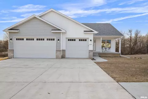 104 N 15th St, Le Claire, IA 52753