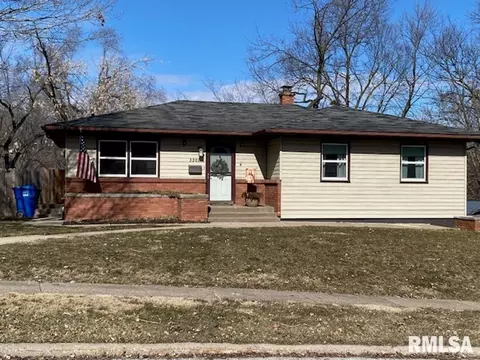 3329 13th Avenue Ct, Moline, IL 61265