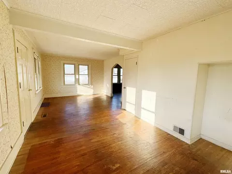 300 S Beach St, Kewanee, IL 61443 photo 5