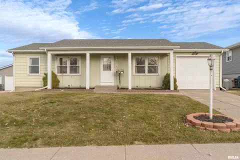 3017 Greenbrier Dr, Bettendorf, IA 52722