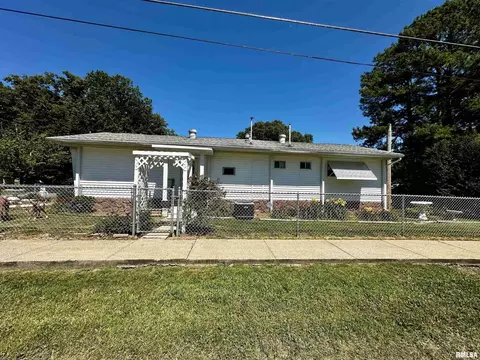 817 Bramlet St, Eldorado, IL 62930 photo 2