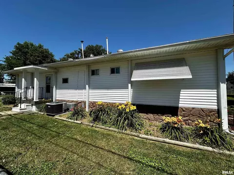 817 Bramlet St, Eldorado, IL 62930