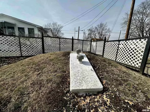 817 Bramlet St, Eldorado, IL 62930 photo 8