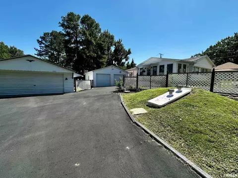 817 Bramlet St, Eldorado, IL 62930 photo 5