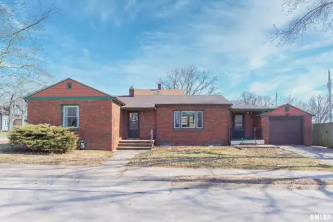 1527 Cedar St, Davenport, IA 52804