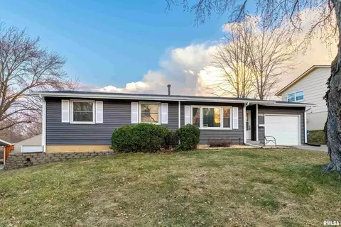 4805 Candlelight Dr, Davenport, IA 52806