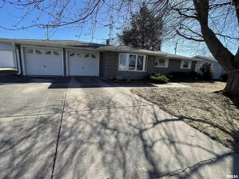 2405 12th St, Silvis, IL 61282