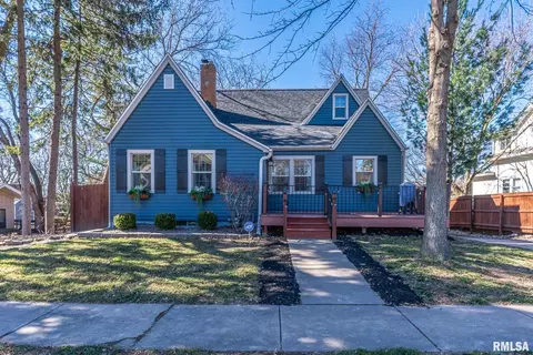 1710 Ridgewood Ave, Davenport, IA 52803