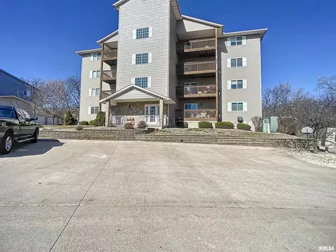 4008 Creek Hill Dr, Bettendorf, IA 52722