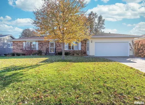 341 W Parkview Dr, Walcott, IA 52773