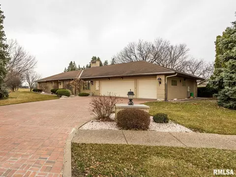 6590 Golf Course Rd, Bettendorf, IA 52722