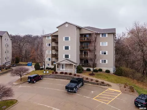 4094 Creek Hill Dr, Bettendorf, IA 52722