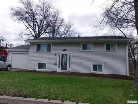 1032 Spruce Hills Dr, Bettendorf, IA 52722