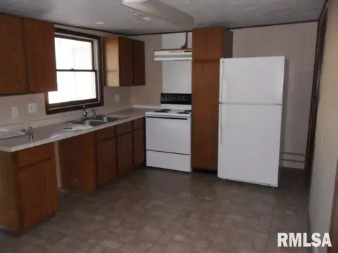 314 E 4th St, Wilton, IA 52778 photo 2