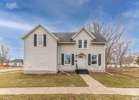 303 7th St, Dewitt, IA 52742