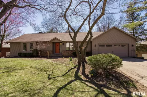 5735 Dodds Dr, Bettendorf, IA 52722