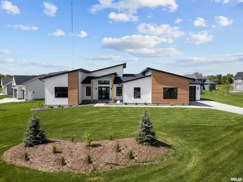326 Smith St, Riverdale, IA 52722