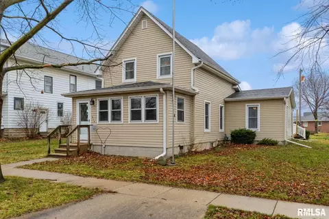314 9th St, Dewitt, IA 52742