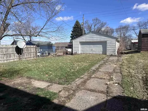145 15th St, Silvis, IL 61282 photo 2