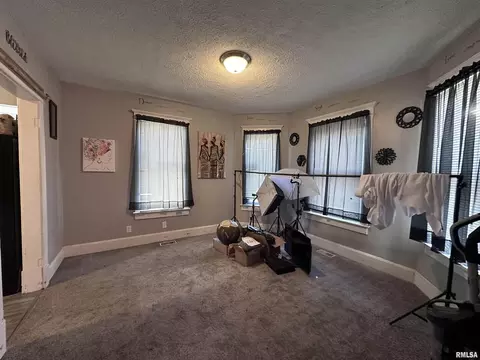 145 15th St, Silvis, IL 61282 photo 4