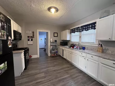 145 15th St, Silvis, IL 61282 photo 3