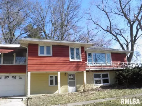 919 Briarwood St, Clinton, IA 52732
