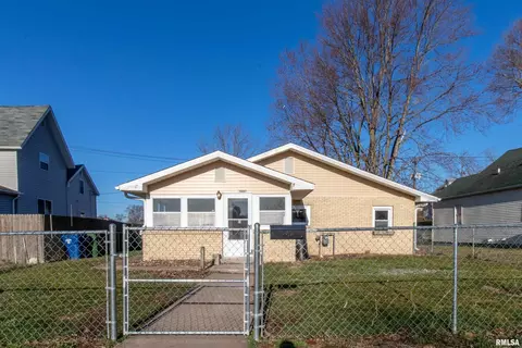 2606 Roosevelt St, Clinton, IA 52732