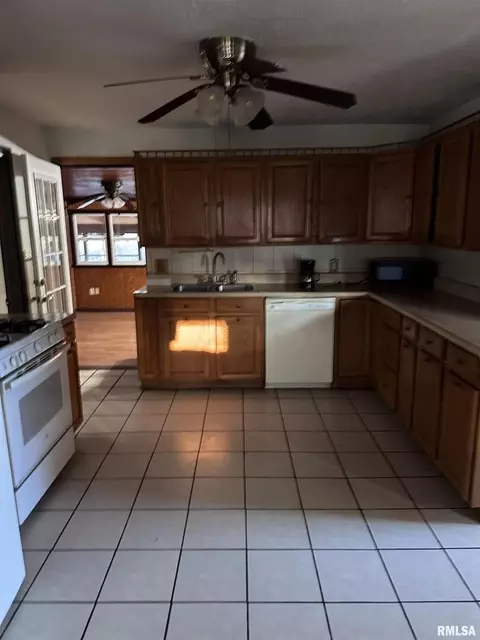 2406 48th St, Moline, IL 61265 photo 5
