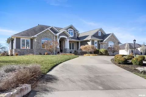 2205 Kingspointe Dr, Marion, IL 62959