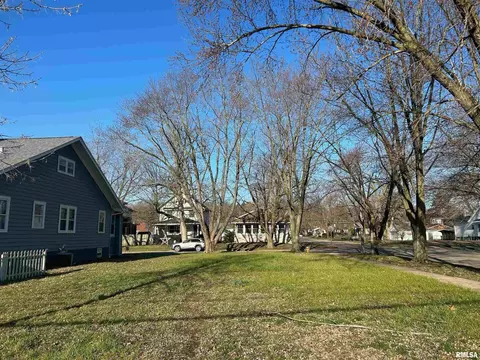1031 Pershing Blvd, Clinton, IA 52732