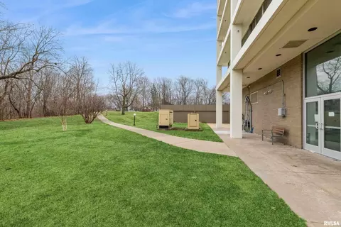 1337 21st Ave #10B, Rock Island, IL 61201