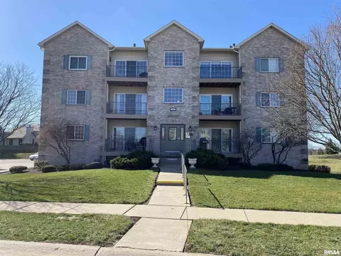 3107 Holiday Ct, Bettendorf, IA 52722