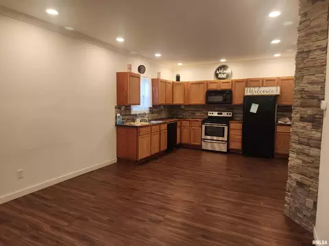 2116 1st St, Eldorado, IL 62930 photo 5