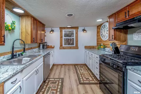 2105 6th St, Fulton, IL 61252 photo 9