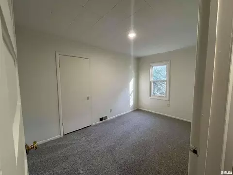 3205 39th St, Moline, IL 61265 photo 8