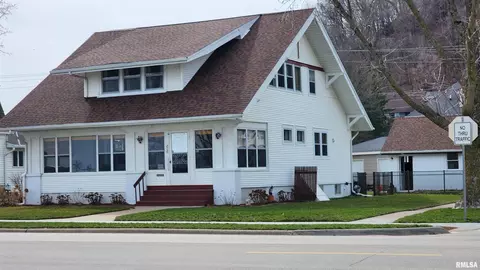 606 N Riverview St, Bellevue, IA 52031
