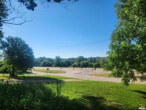 2603 Woodland Dr, Le Claire, IA 52753