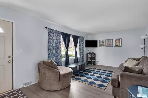 823 S Spring St, Geneseo, IL 61254 photo 3