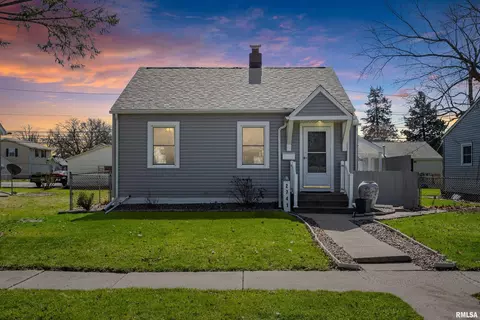 2741 Bellevue Ave, Bettendorf, IA 52722