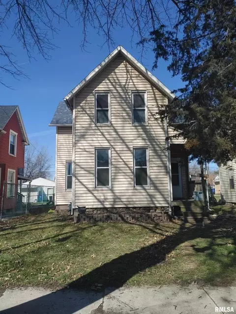 2020 Dixwell St, Davenport, IA 52802