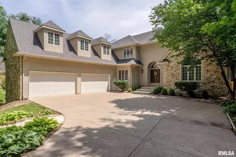 1517 Old Freeport Ct, Bettendorf, IA 52722